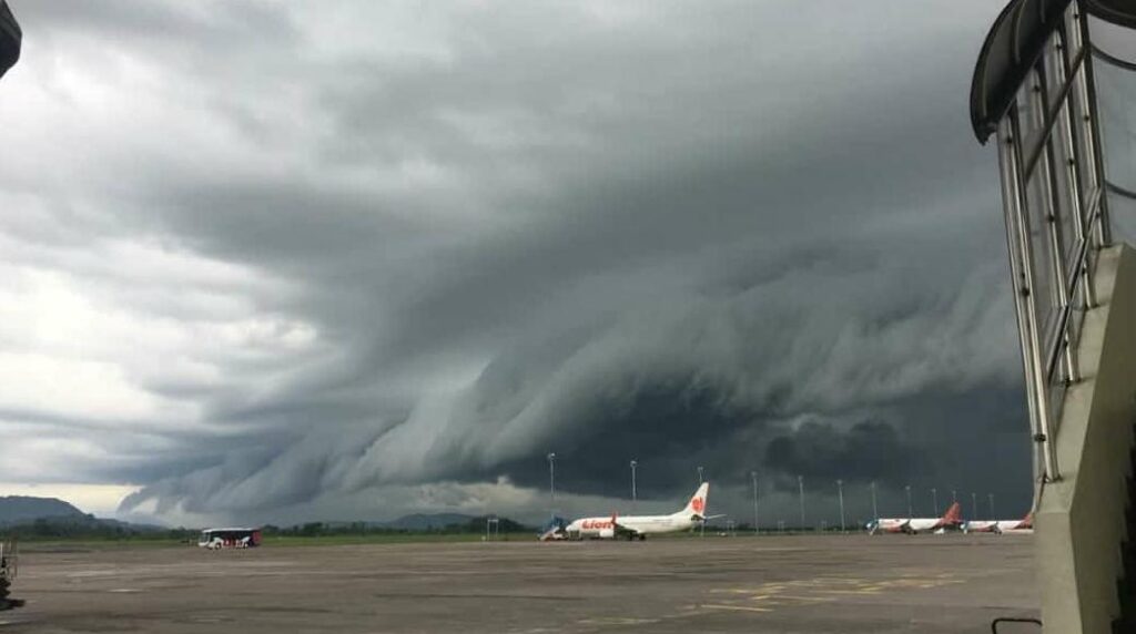 awan tsunami