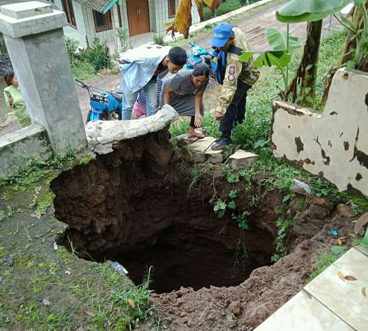 Fenomena tanah berlubang