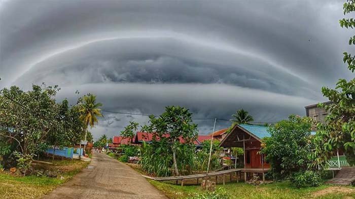 awan tsunami