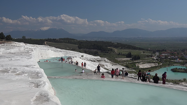 Batu Putih dan Kolam Air Hangat di Pamukkale